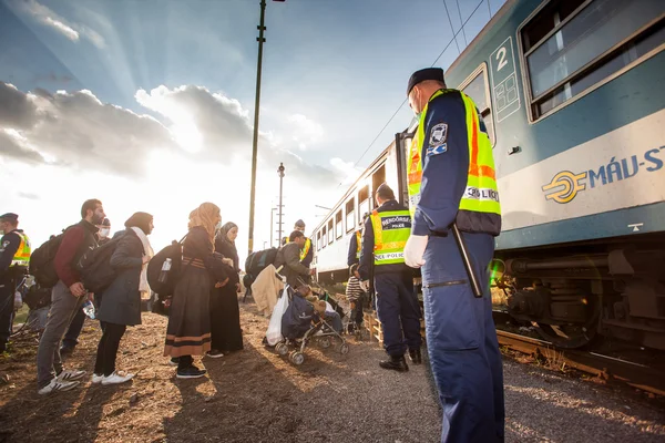 Réfugiés de guerre à la gare de Gyekenyes — Photo