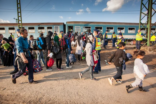 Rifugiati di guerra alla stazione ferroviaria di Gyekenyes — Foto Stock