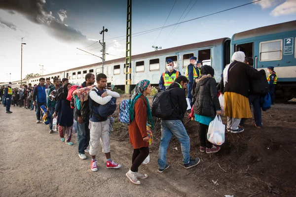 Krigsflyktingar på järnvägsstationen Gyekenyes Stockfoto