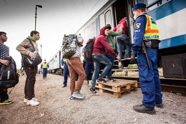 Kriegsflüchtlinge am Gyekenyes-Bahnhof — Stockfoto