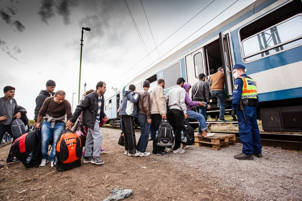 Válečných uprchlíků v železniční stanici Gyekenyes — Stock fotografie