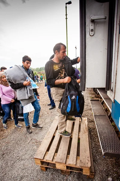 Kriegsflüchtlinge am Gyekenyes-Bahnhof — Stockfoto