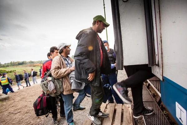 Refugiados de guerra en la estación de tren Gyekenyes — Foto de Stock