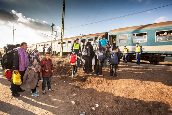 Krigsflyktingar på järnvägsstationen Gyekenyes — Stockfoto