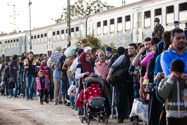 Válečných uprchlíků v železniční stanici Gyekenyes — Stock fotografie