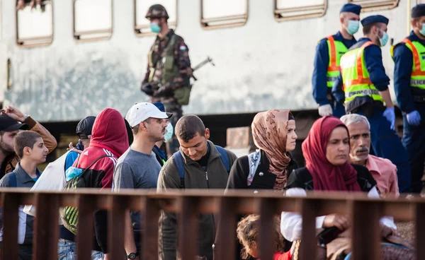 Refugiados de guerra en la estación de tren Gyekenyes — Foto de Stock