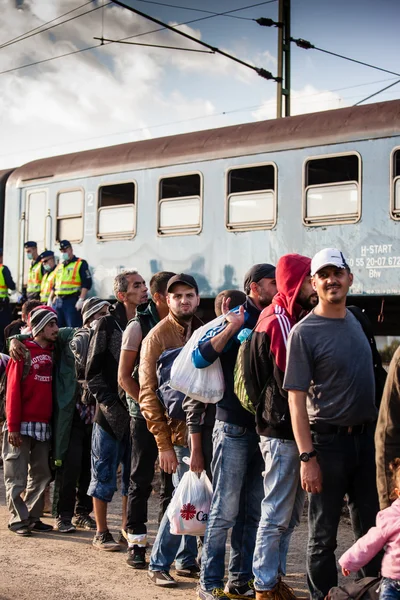 Oorlogsvluchtelingen op het Station van Gyekenyes — Stockfoto