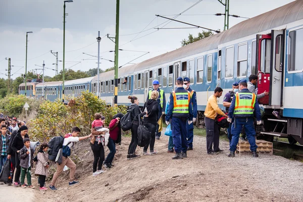 Refugiados de guerra en la estación de tren Gyekenyes — Foto de Stock