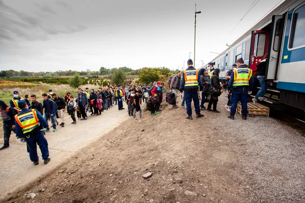 Refugiados de guerra en la estación de tren Gyekenyes — Foto de Stock