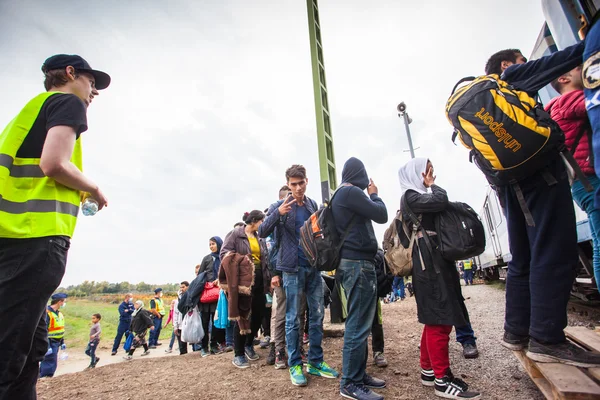 Refugiados de guerra en la estación de tren Gyekenyes — Foto de Stock