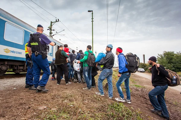 Oorlogsvluchtelingen op het Station van Gyekenyes — Stockfoto