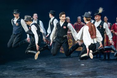 BÜDAPEST, HUNGARY - 12 Ocak Bartk Mhely tncsoport dansçıları Nemzeti Szinhaz 'da sergilenmektedir. 12 Ocak 2026 Budapeşte Macaristan