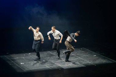 BÜDAPEST, HUNGARY - 12 Ocak Bartk Muhely tancsoport dansçıları Nemzeti Szinhaz 'da sergilenmektedir. 12 Ocak 2026 Budapeşte Macaristan