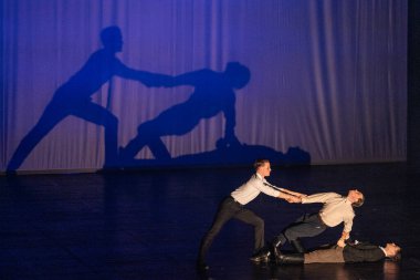 BÜDAPEST, HUNGARY - 12 Ocak Bartk Muhely tancsoport dansçıları Nemzeti Szinhaz 'da sergilenmektedir. 12 Ocak 2026 Budapeşte Macaristan