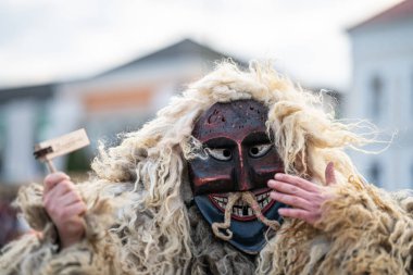 MOHACS, HUNGARY - Mart 01: Busojaras Karnavalı. Bahar kutlamaları için kimliksiz kişi maske takıyor. 01 Mart 2025, Mohacs, Macaristan.