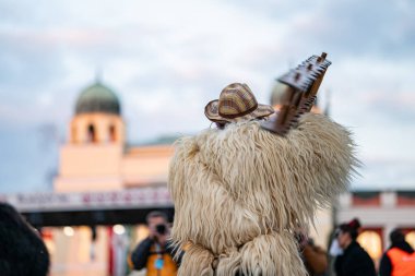 MOHACS, HUNGARY - Mart 01: Busojaras Karnavalı. Bahar kutlamaları için kimliksiz kişi maske takıyor. 01 Mart 2025, Mohacs, Macaristan.