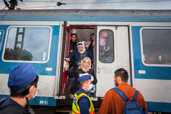 Réfugiés de guerre à la gare de Gyekenyes — Photo