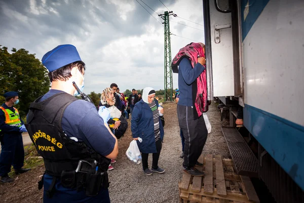 War refugees at the Gyekenyes Railway Station — Stock Photo, Image