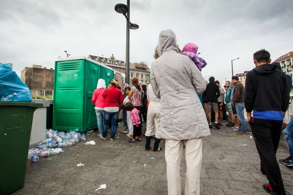 Refugiados de guerra en la estación de tren Keleti — Foto de Stock