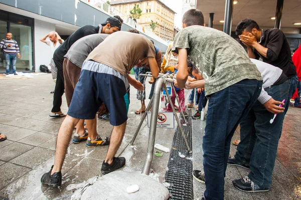 Refugiados de guerra na estação ferroviária de Keleti — Fotografia de Stock