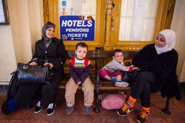 Keleti Railway Station adlı tren bekleyen mülteci savaş