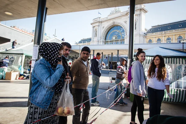 Oorlogsvluchtelingen op de Keleti Railway Station — Stockfoto