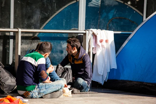 Refugiados de guerra en la estación de tren Keleti — Foto de Stock