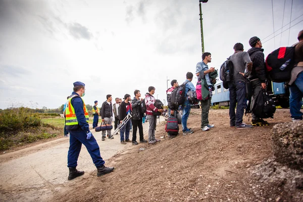 Военные беженцы на железнодорожном вокзале Гикенес Заканы — стоковое фото