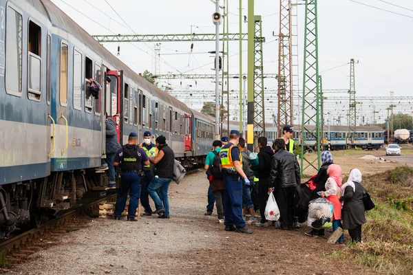 Uchodźców wojennych na stacji kolejowej Gyekenyes — Zdjęcie stockowe