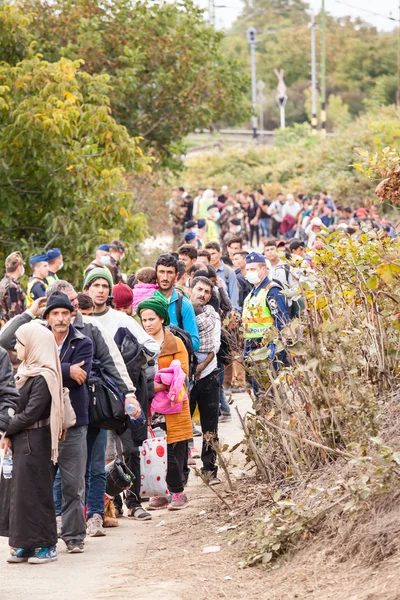 Krigsflyktingar på järnvägsstationen Gyekenyes — Stockfoto