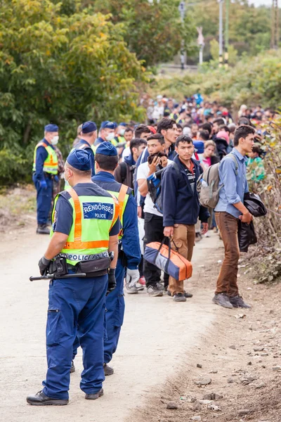 Réfugiés de guerre à la gare de Gyekenyes — Photo