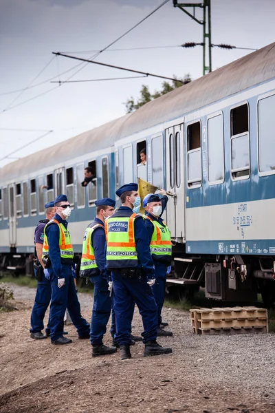 Réfugiés de guerre à la gare de Gyekenyes — Photo