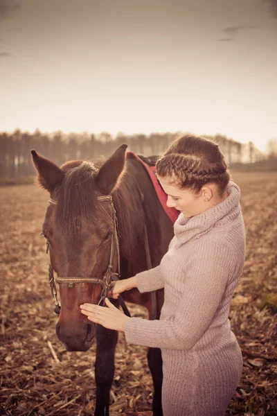 Mooie vrouw met paard — Stockfoto