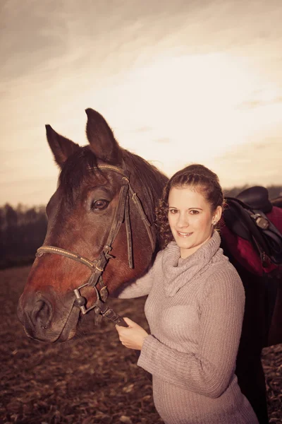 Mooie vrouw met paard — Stockfoto