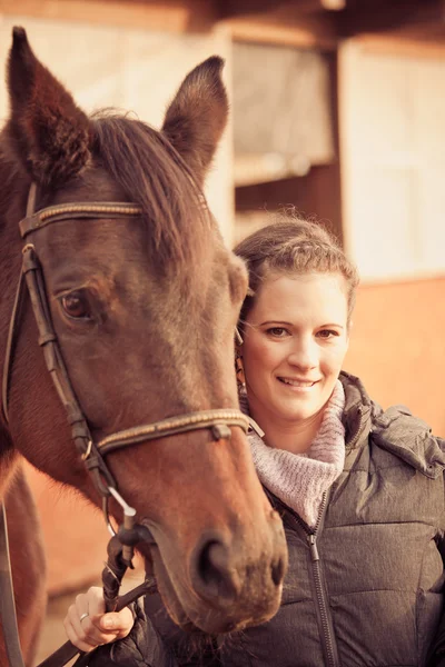 Mooie vrouw met paard — Stockfoto