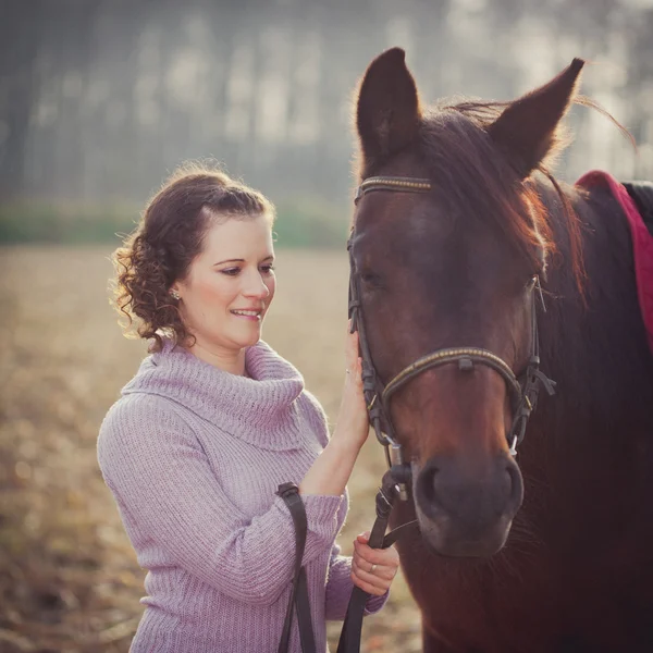 Krásná žena s koněm — Stock fotografie