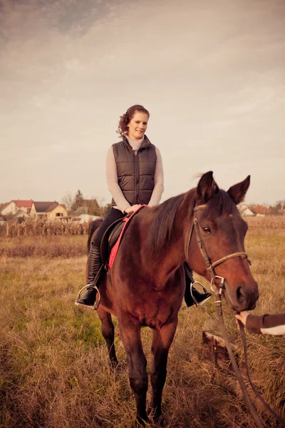 Belle femme avec cheval — Photo