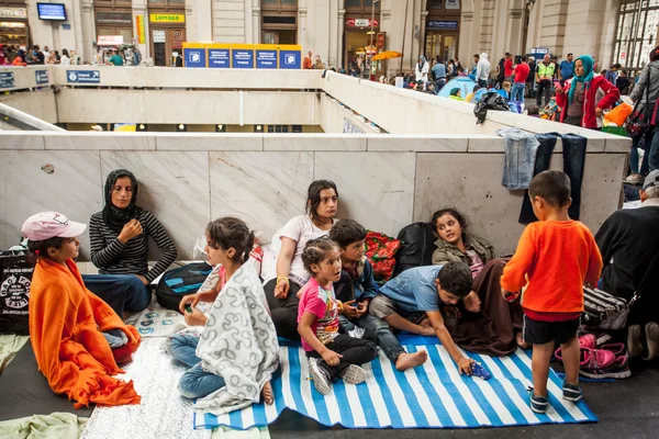 Krigsflyktingar vid Keleti järnvägsstation — Stockfoto