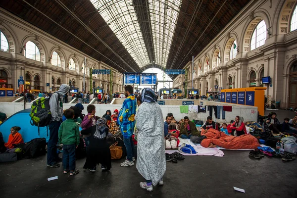 Refugiados de guerra na estação ferroviária de Keleti — Fotografia de Stock