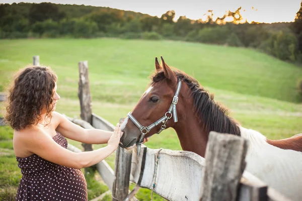 Beautiful pregnant woman — Stock Photo, Image