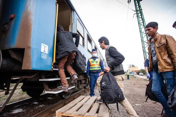 Rifugiati di guerra alla stazione ferroviaria di Gyekenyes — Foto Stock