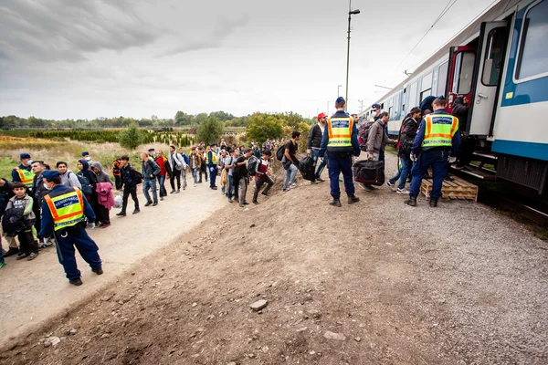 Rifugiati di guerra alla stazione ferroviaria di Gyekenyes — Foto Stock