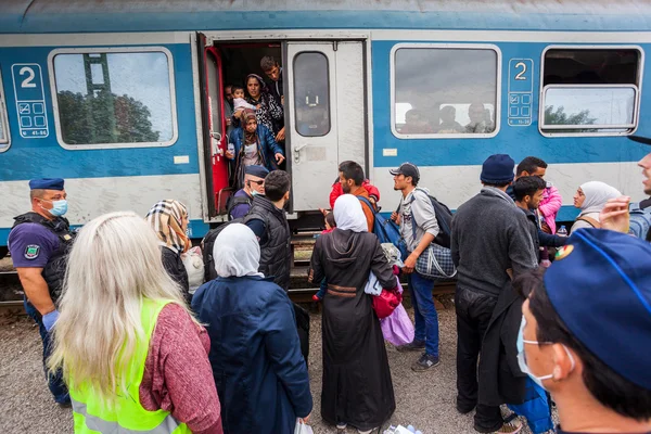 Réfugiés de guerre à la gare de Gyekenyes — Photo