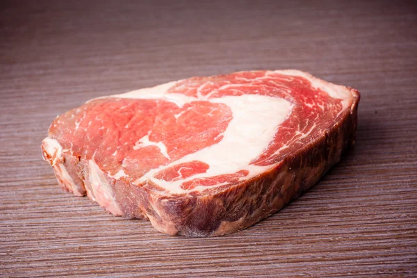 Rauw rundvlees op een tafel — Stockfoto