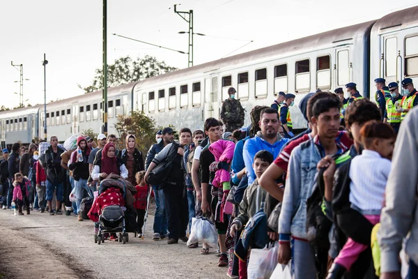 Rifugiati di guerra alla stazione ferroviaria di Gyekenyes — Foto Stock