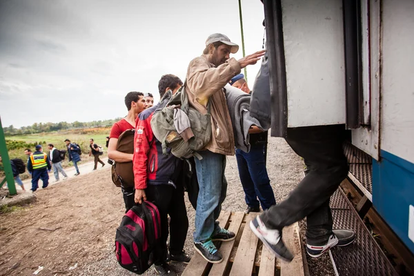 Военные беженцы на железнодорожном вокзале Гикенес — стоковое фото