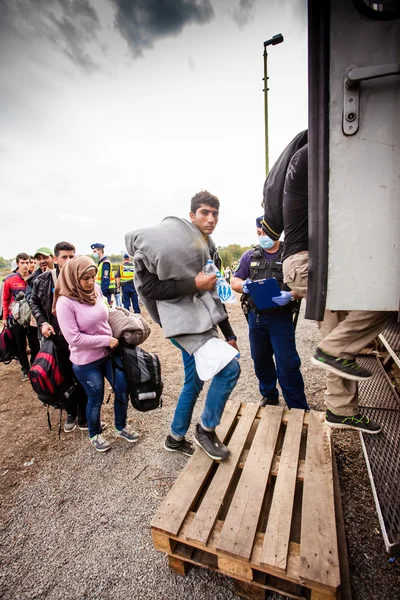 Rifugiati di guerra alla stazione ferroviaria di Gyekenyes — Foto Stock