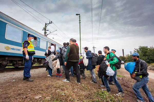 Oorlogsvluchtelingen op het Station van Gyekenyes — Stockfoto