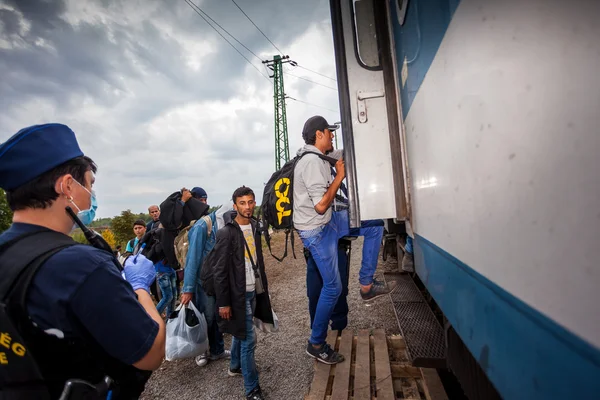 Πρόσφυγες πολέμου στο σιδηροδρομικό σταθμό Gyekenyes — Φωτογραφία Αρχείου