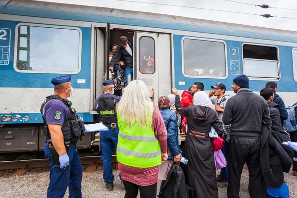 Refugiados de guerra en la estación de tren Gyekenyes — Foto de Stock